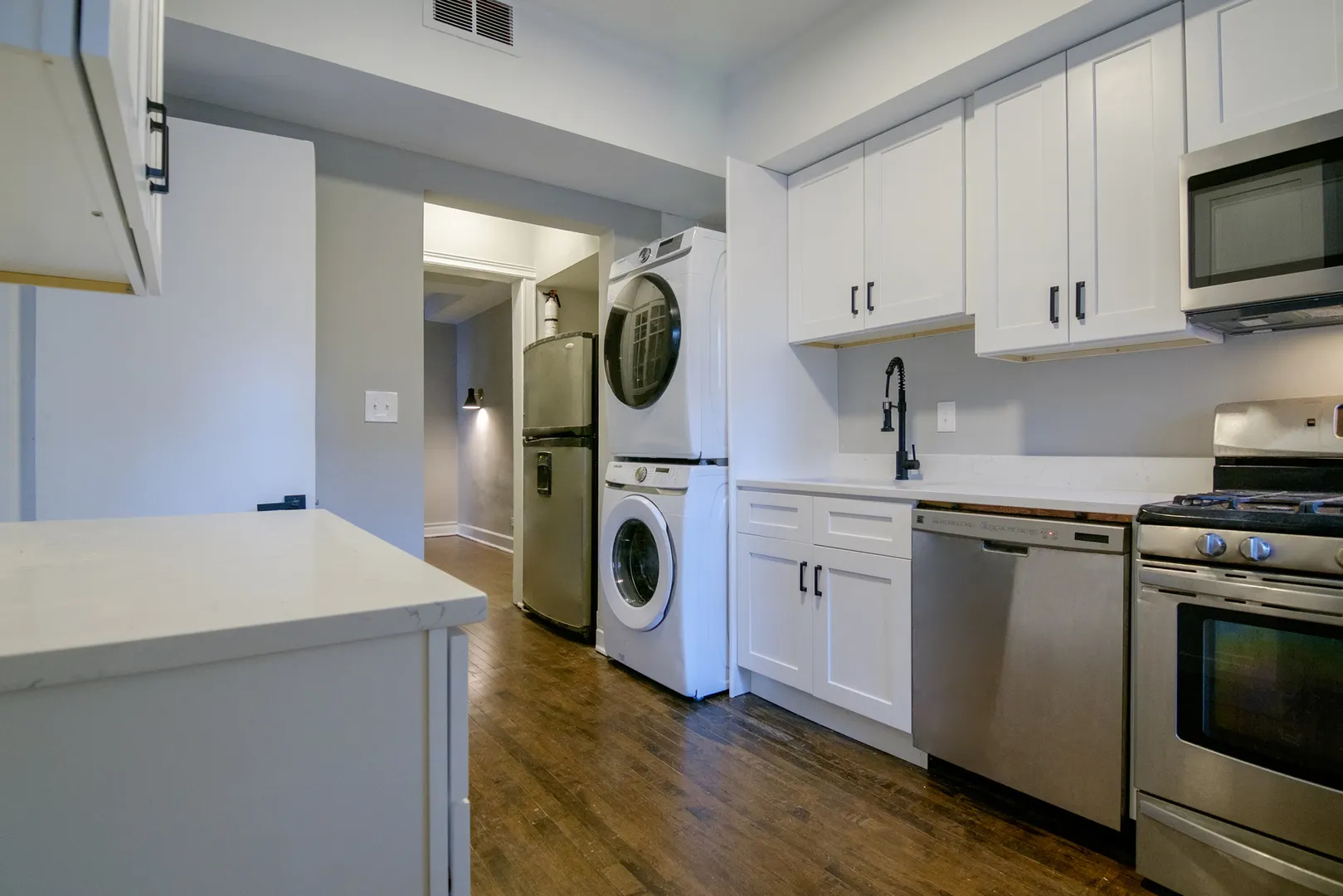 844 W Lakeside Place IL