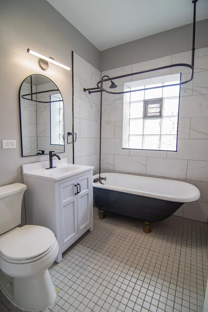 844 W Lakeside Place IL