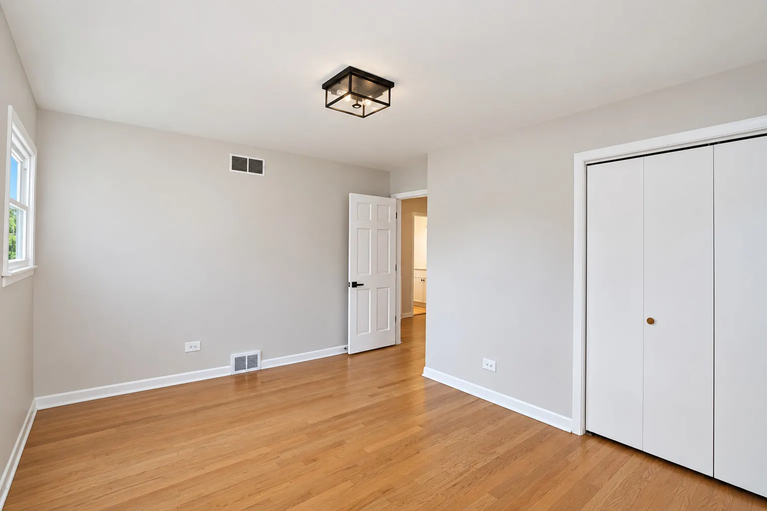 255 E Parkside Avenue IL