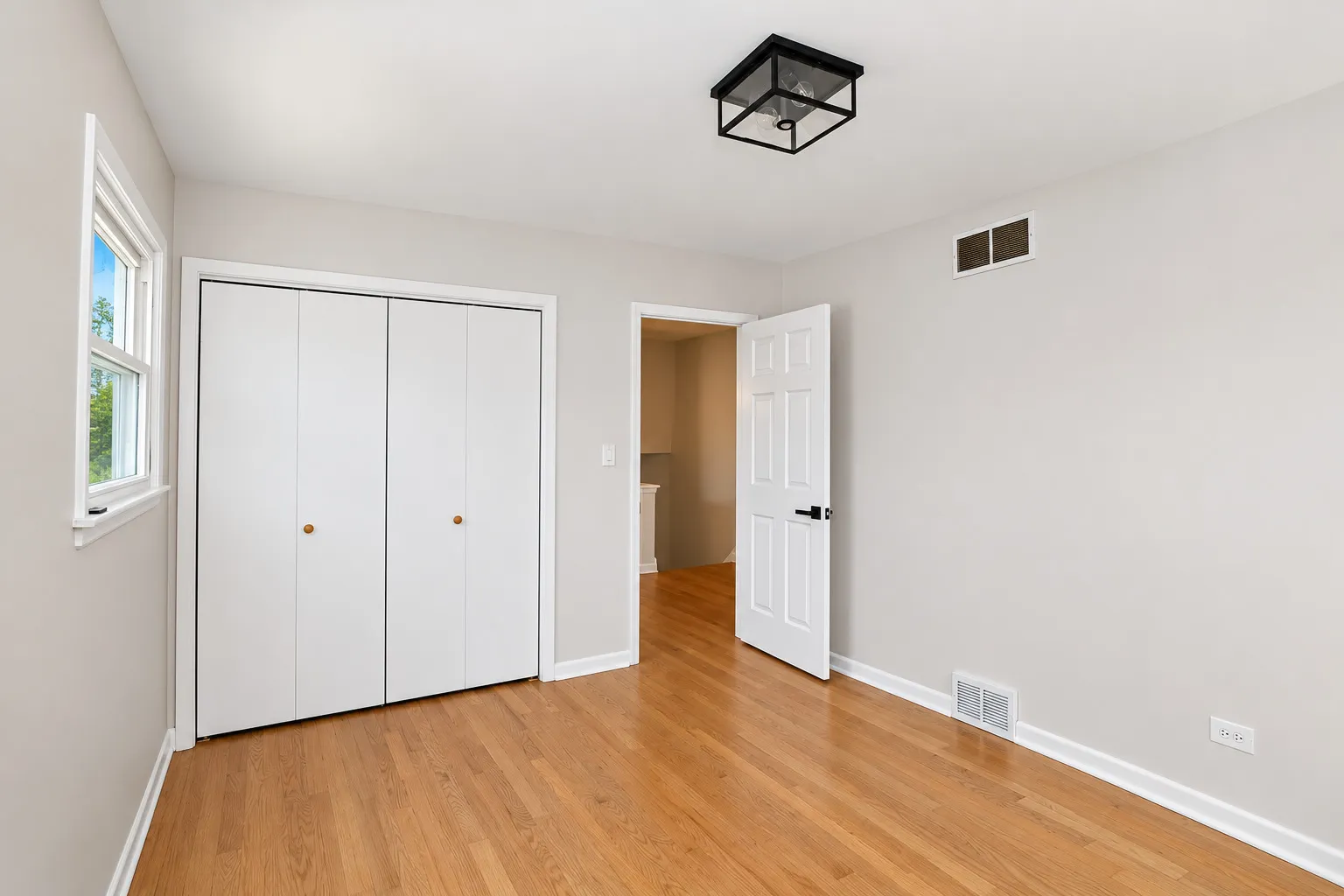 255 E Parkside Avenue IL