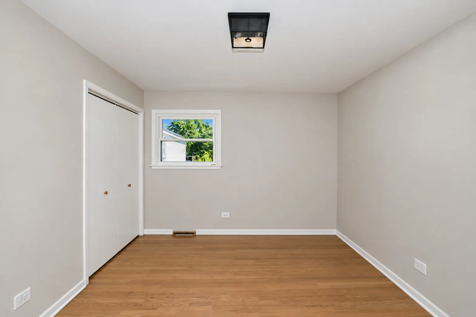 255 E Parkside Avenue IL