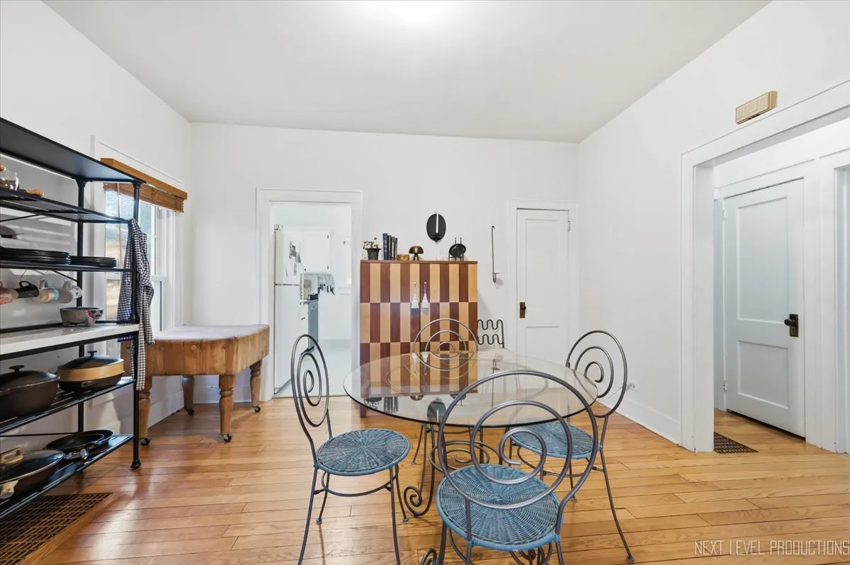 9 S Van Buren Street IL