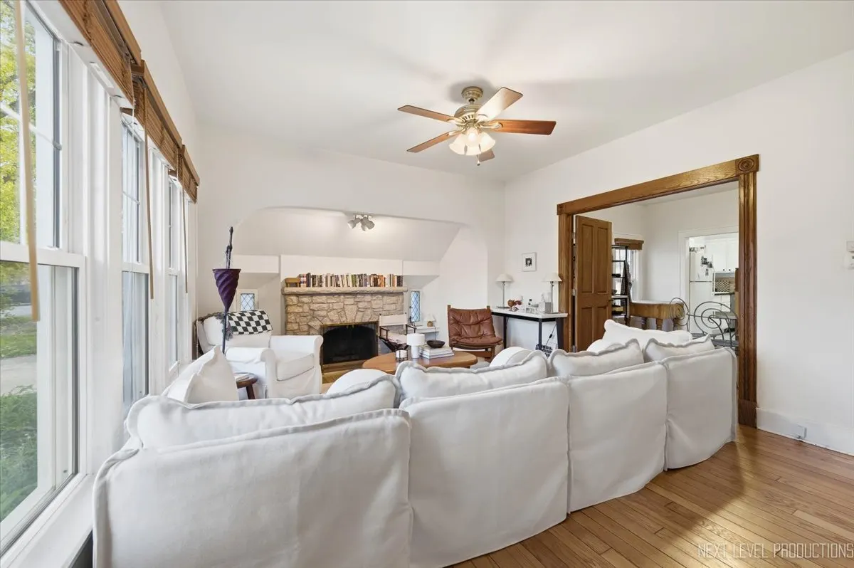 9 S Van Buren Street IL