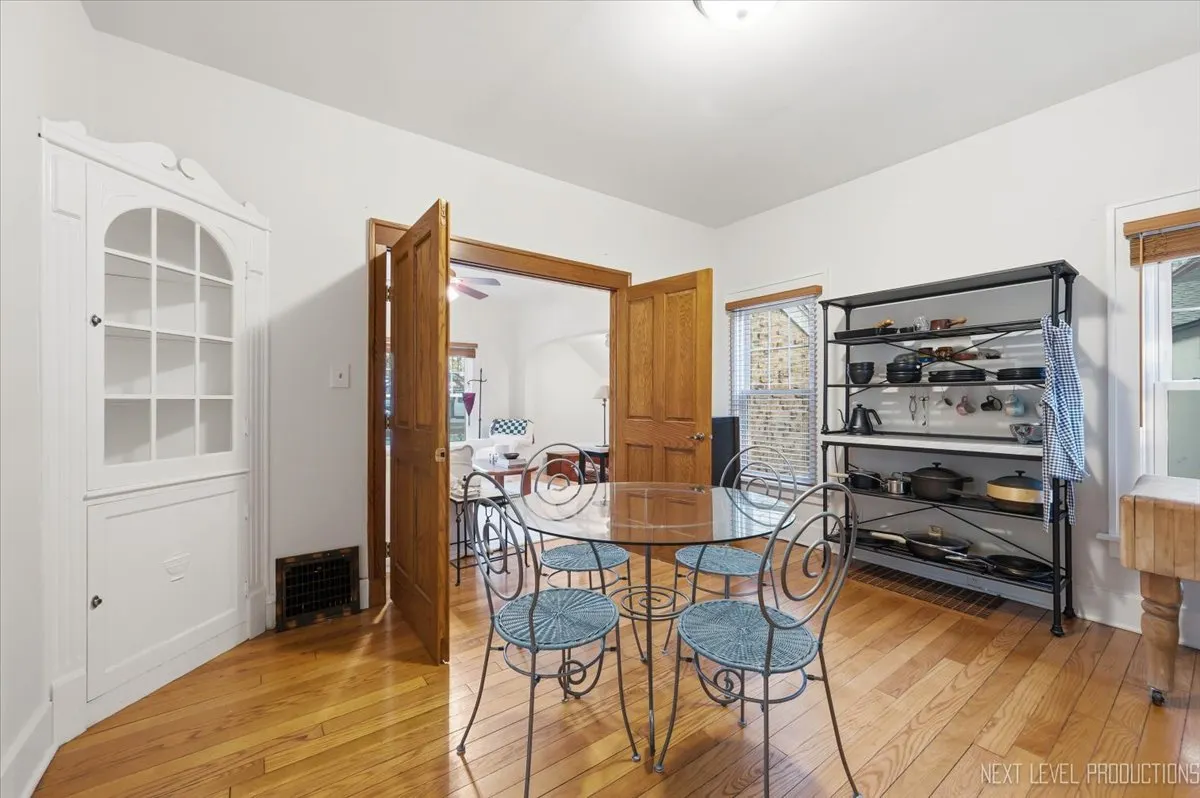 9 S Van Buren Street IL
