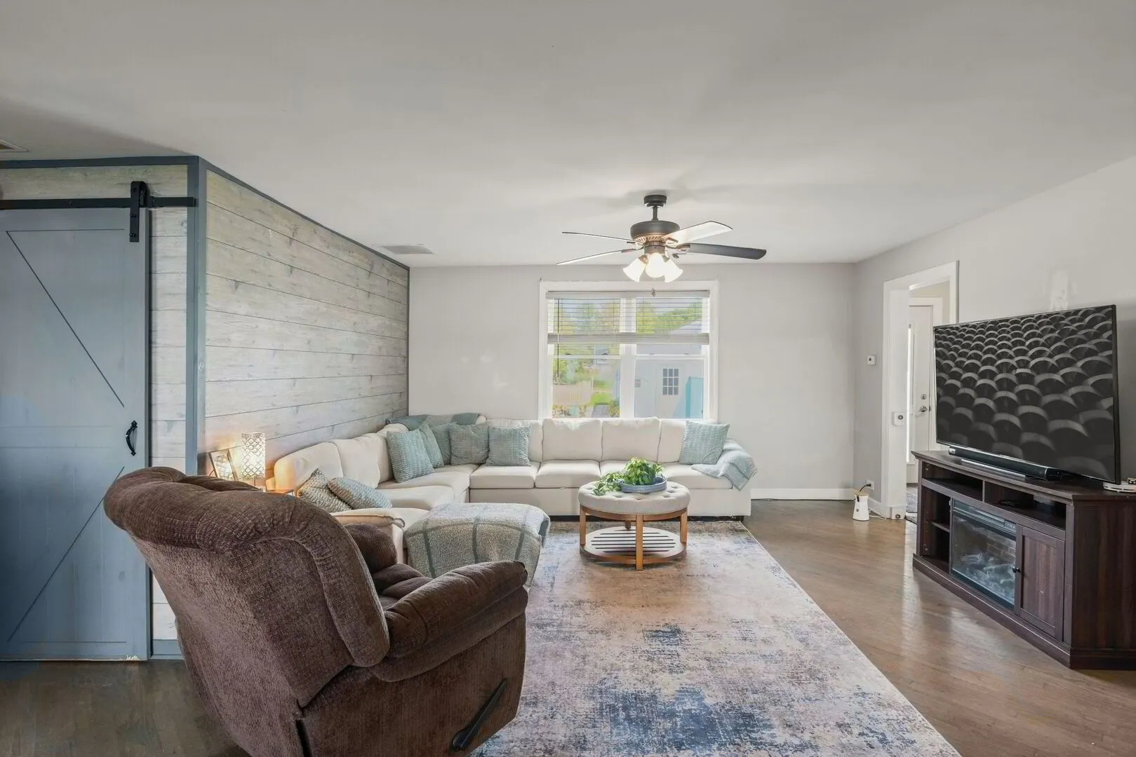 827 W Northeast Shore Drive IL