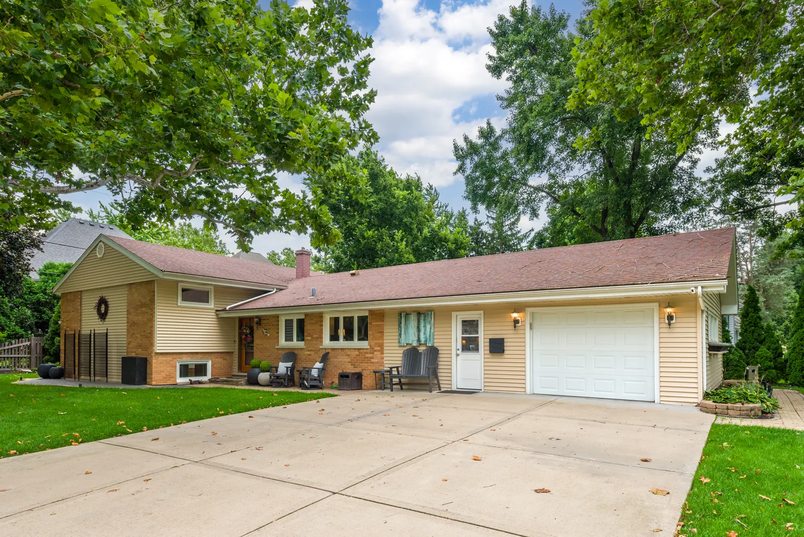 220 E Hillside Road IL