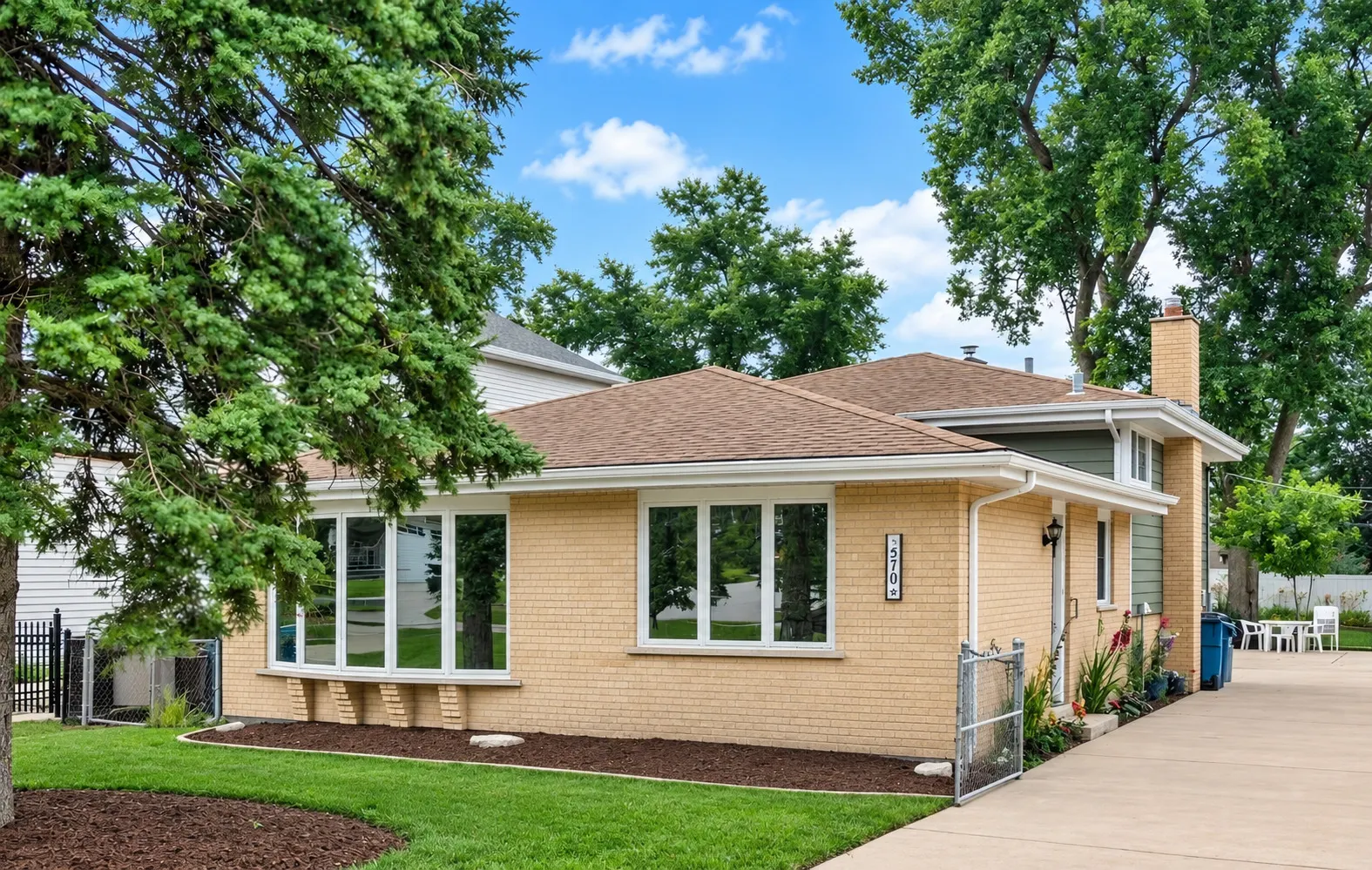 570 W Crockett Avenue IL