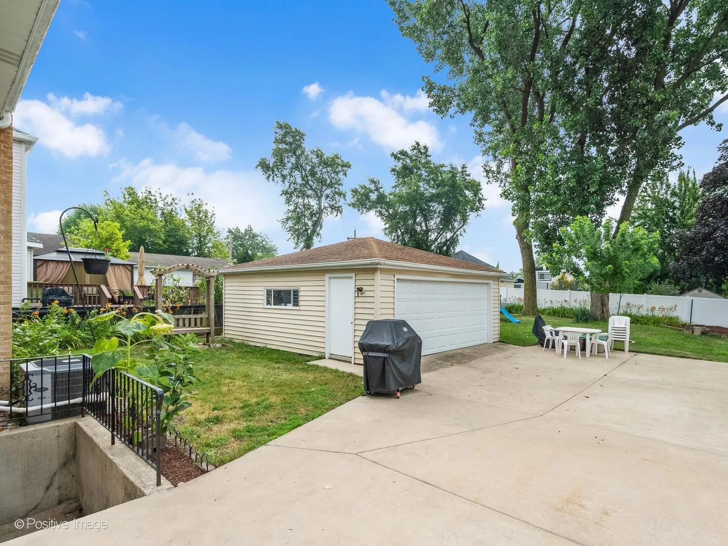 570 W Crockett Avenue IL
