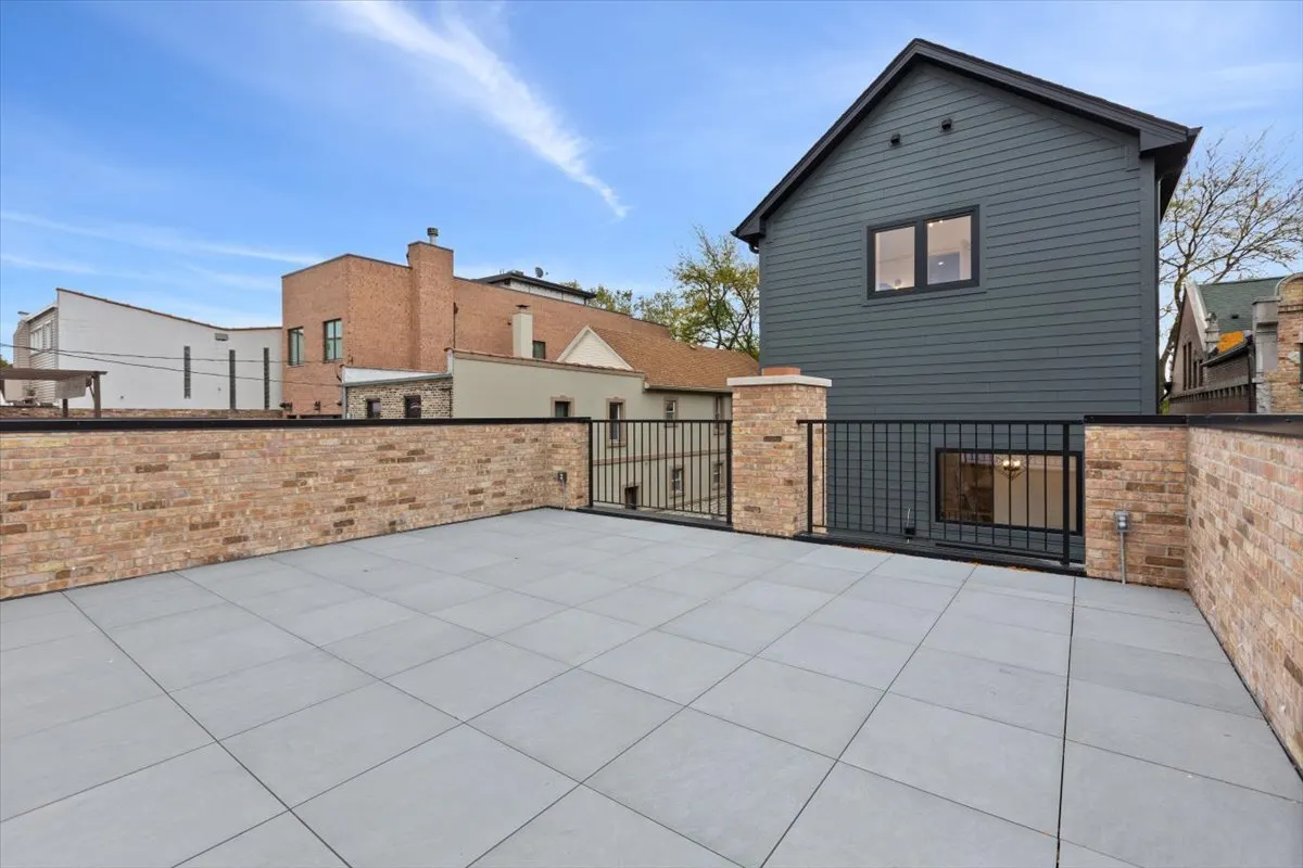 2522 W Huron Street IL