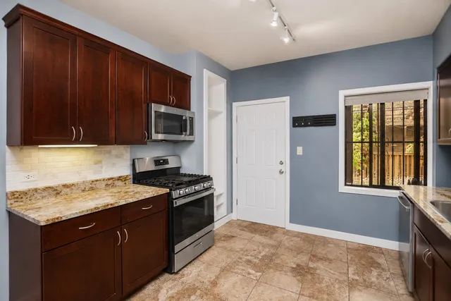 810 W Lakeside Place IL #107