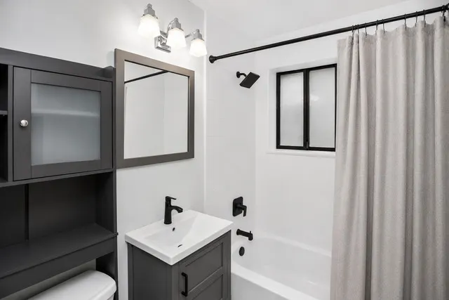 810 W Lakeside Place IL #107