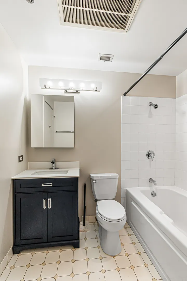 333 W HUBBARD Street IL #604