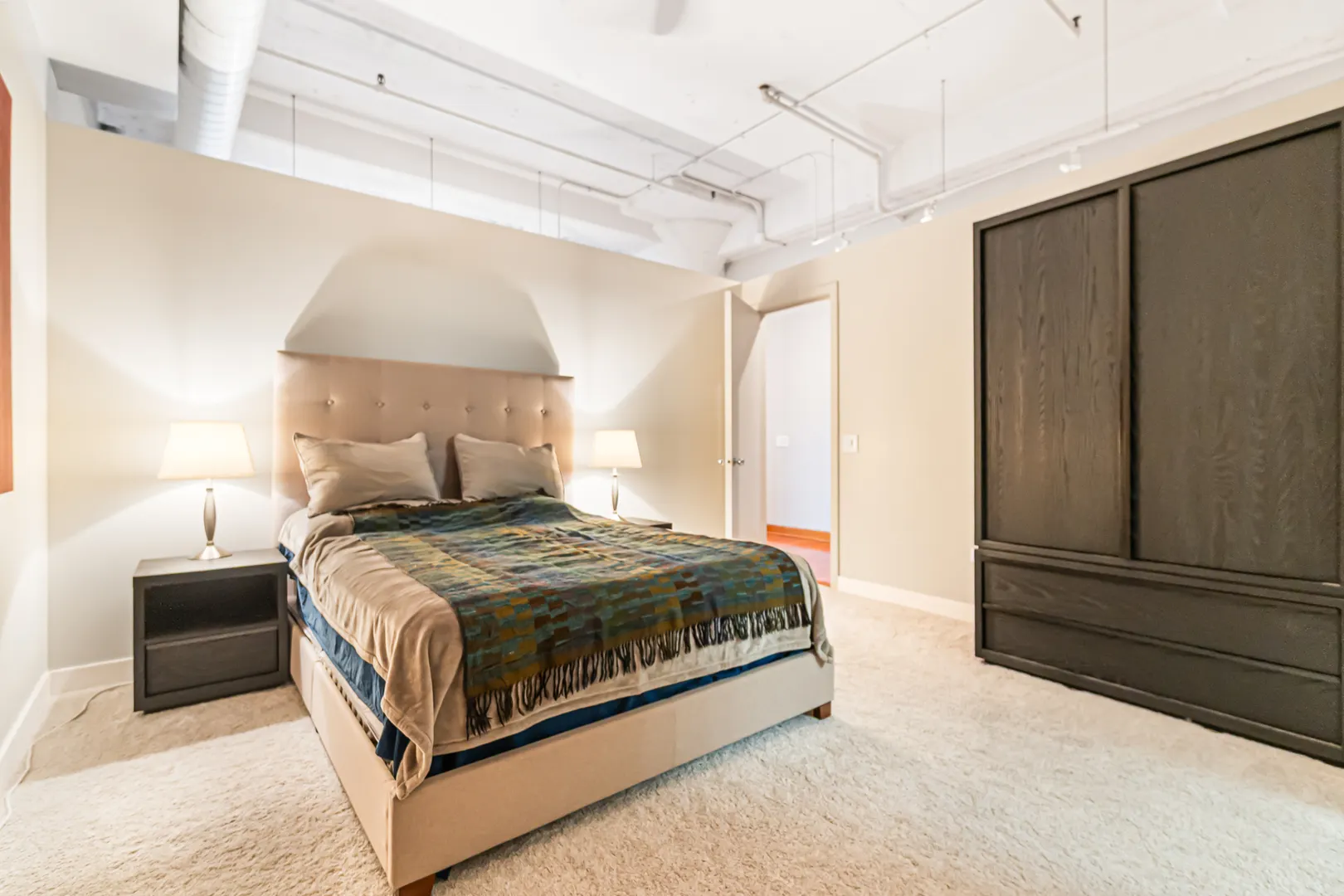 333 W HUBBARD Street IL #604