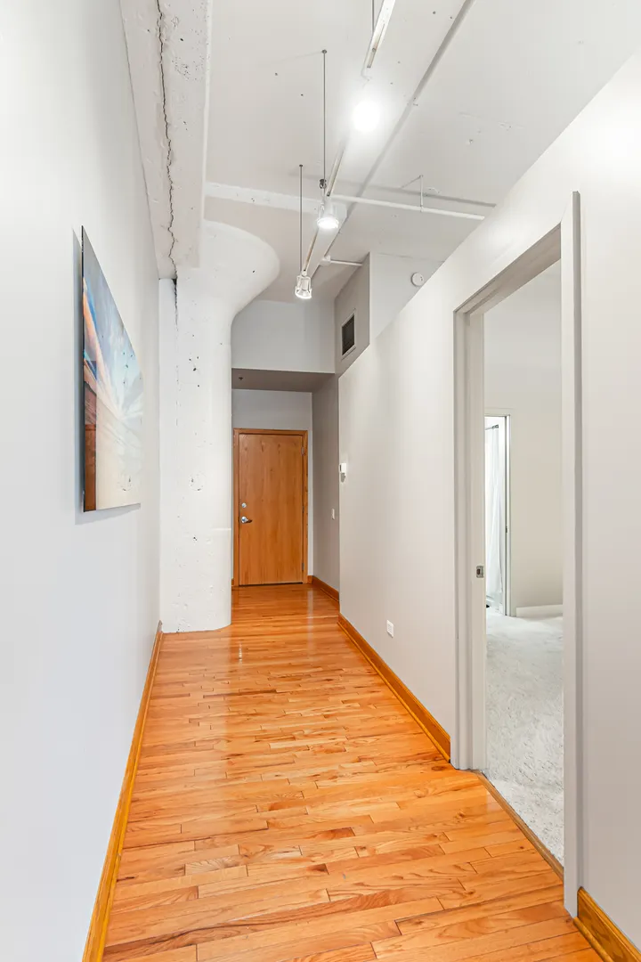 333 W HUBBARD Street IL #604