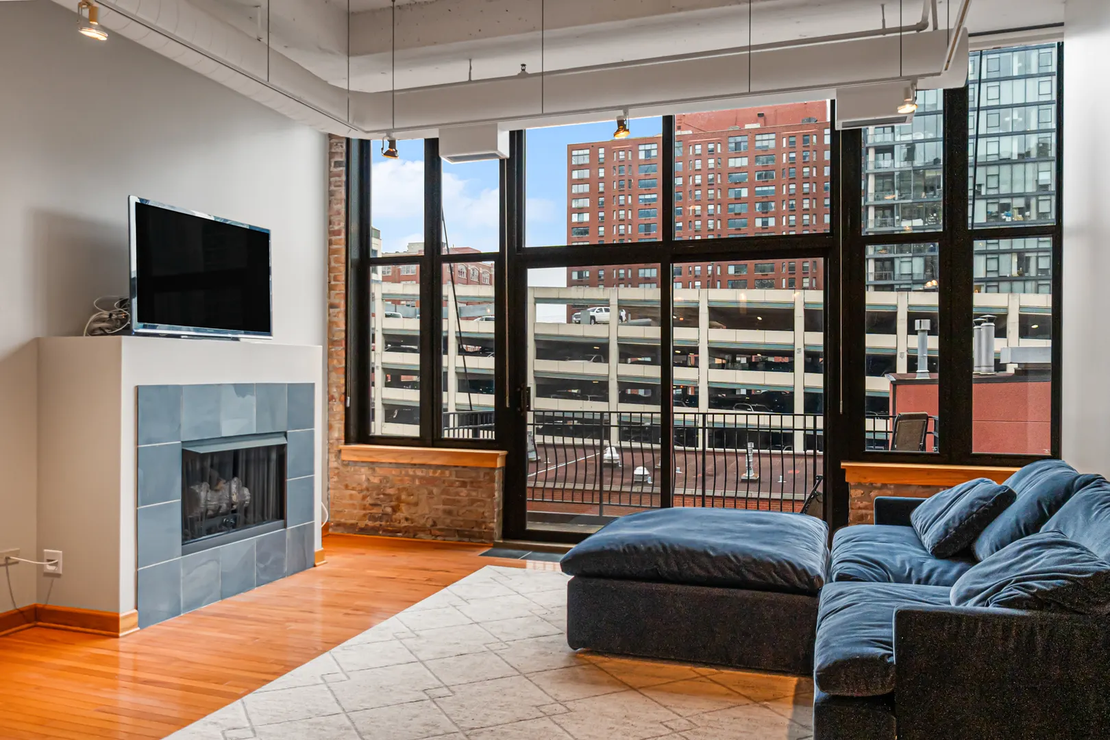 333 W HUBBARD Street IL #604