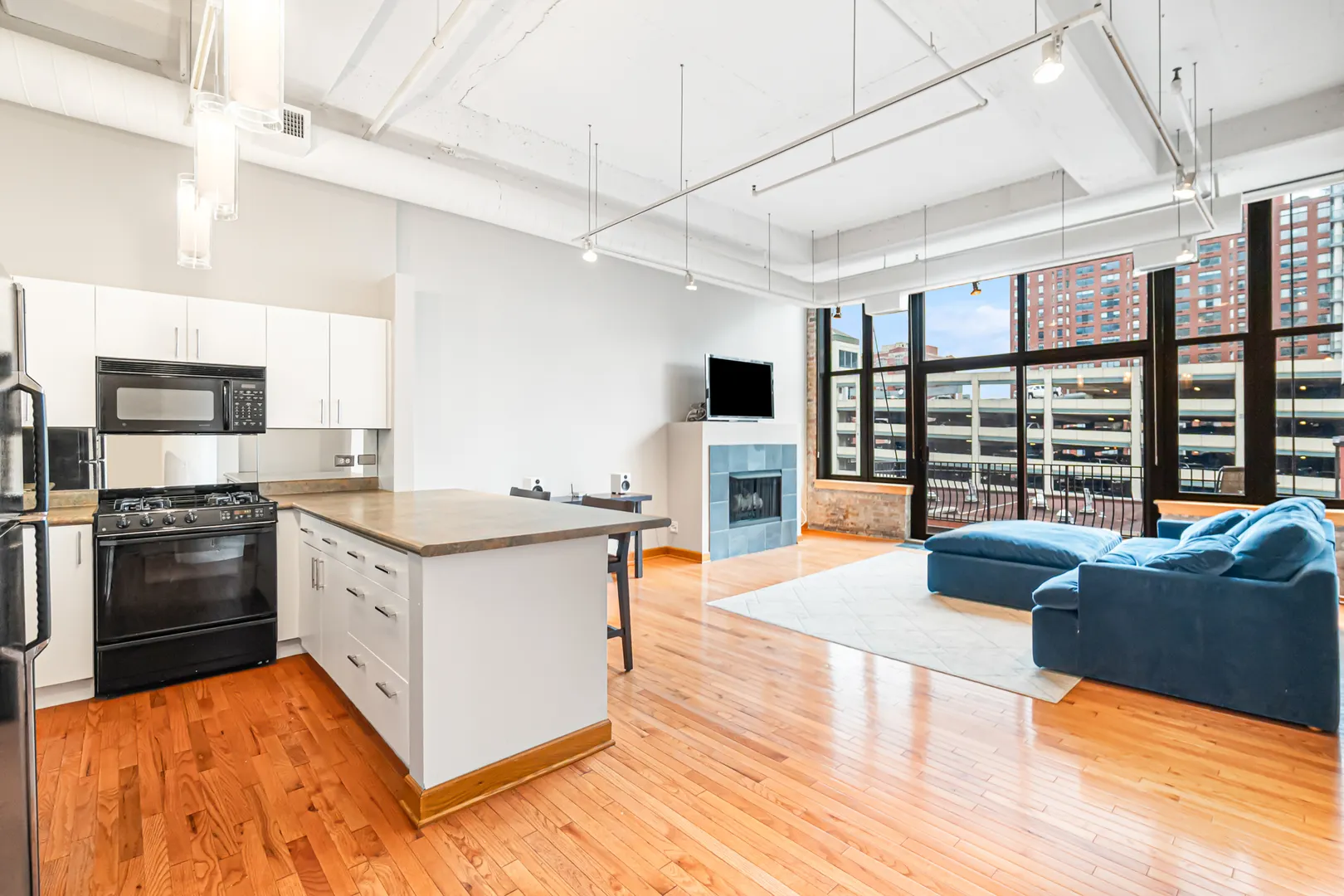333 W HUBBARD Street IL #604