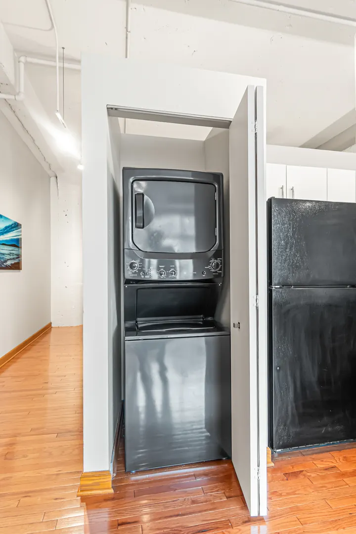 333 W HUBBARD Street IL #604