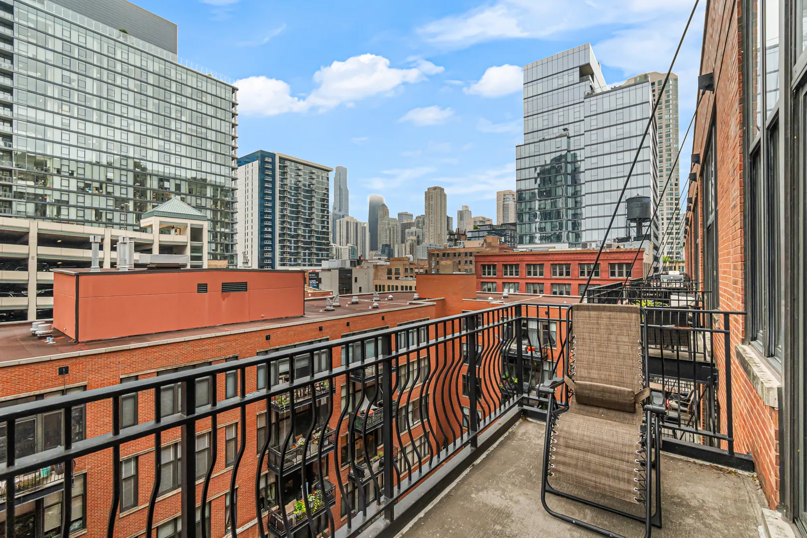 333 W HUBBARD Street IL #604