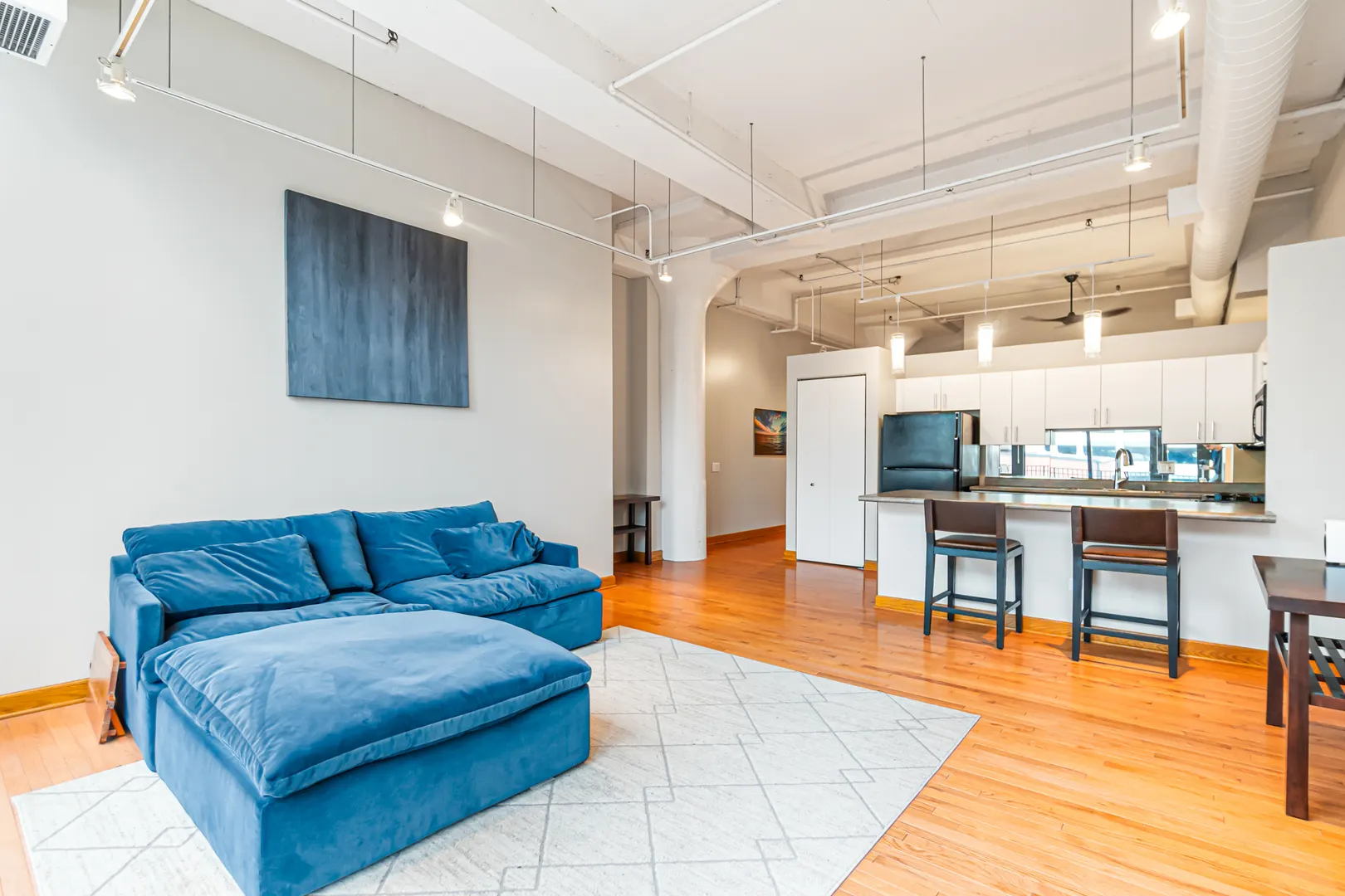 333 W HUBBARD Street IL #604