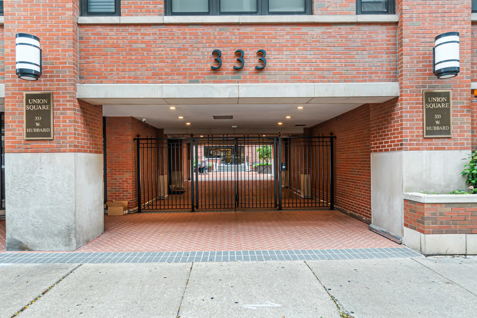 333 W HUBBARD Street IL #604