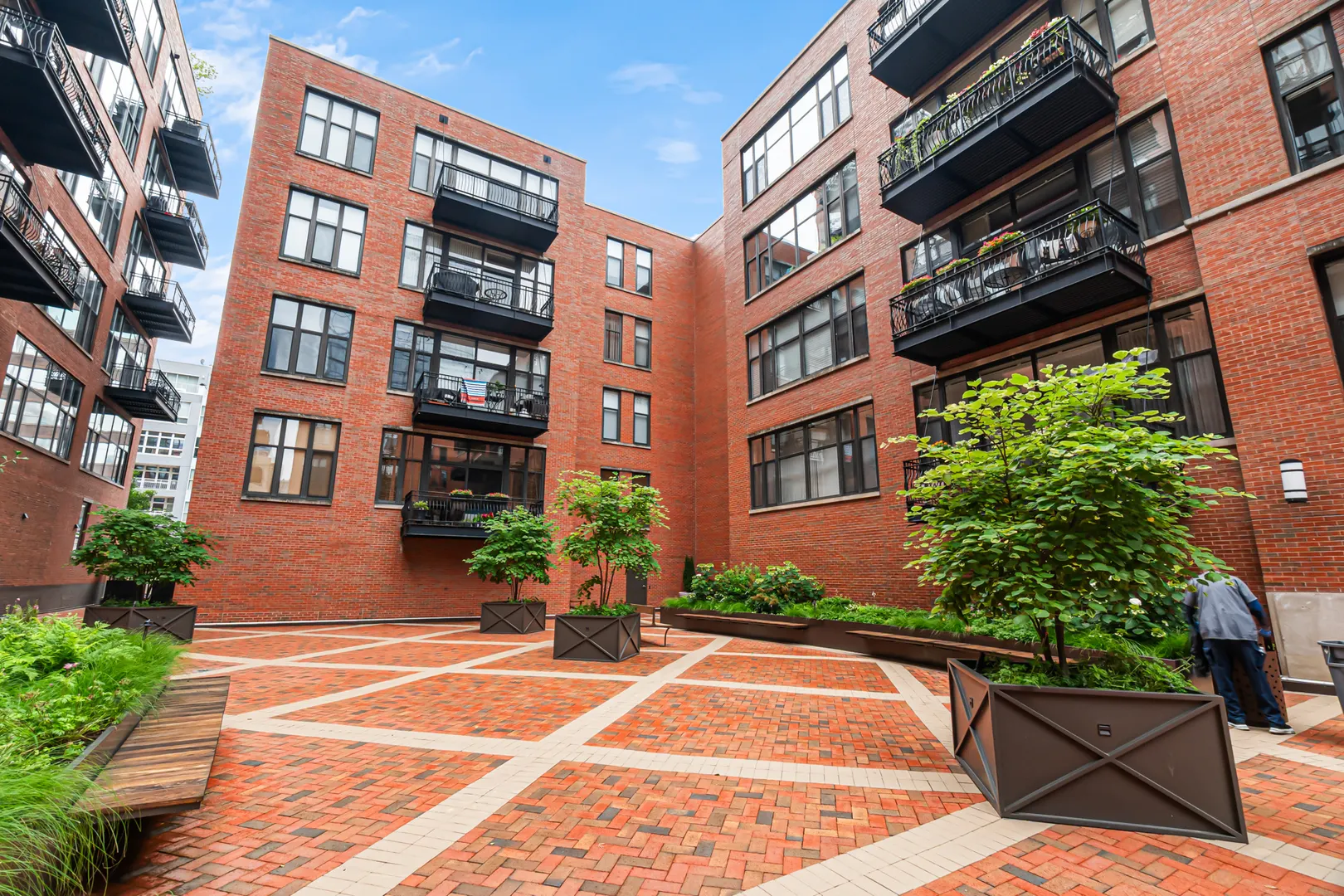 333 W HUBBARD Street IL #604