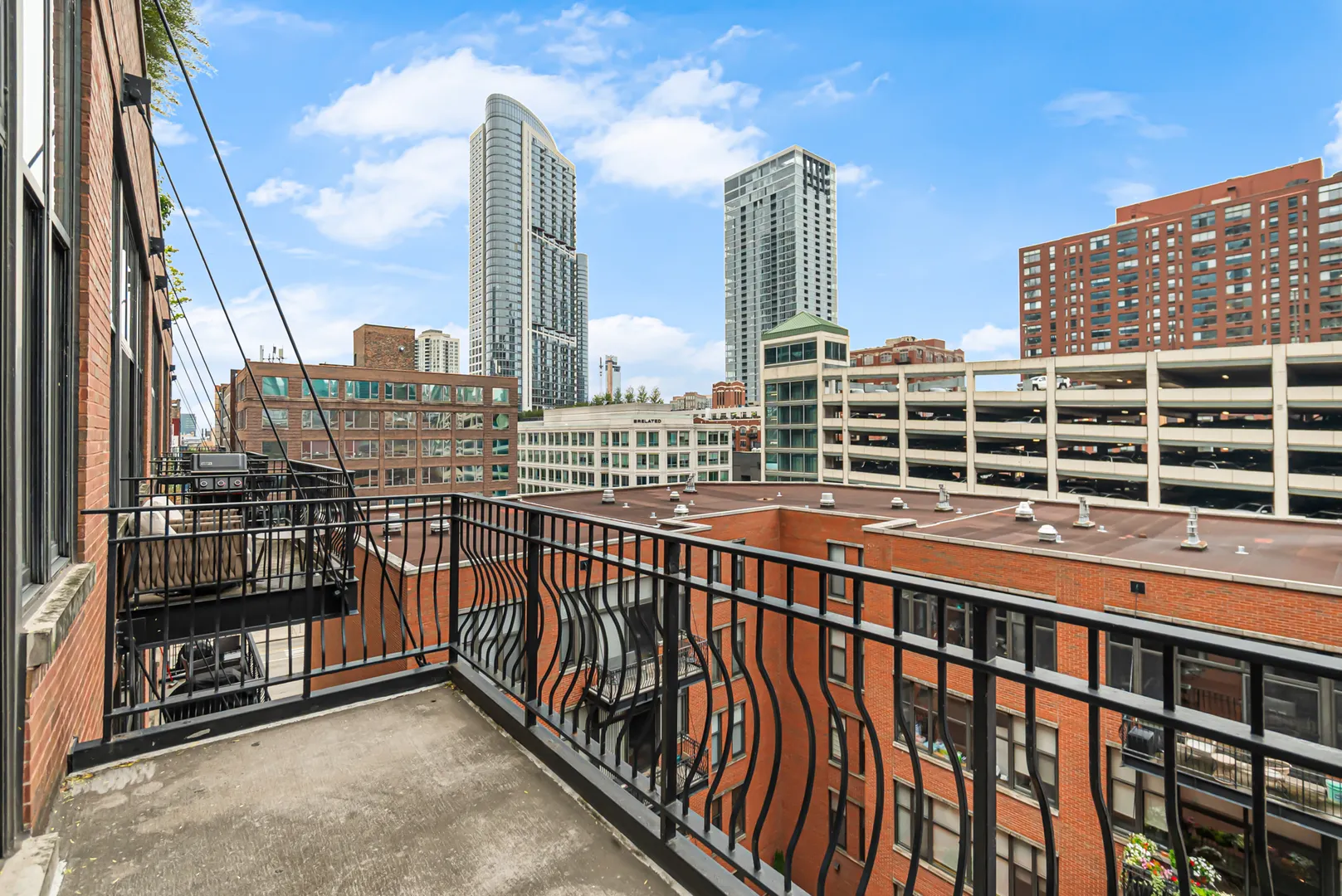 333 W HUBBARD Street IL #604