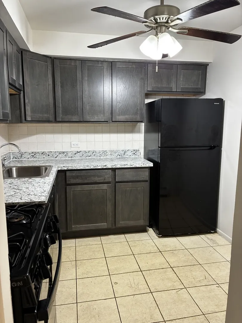 33 S Shaddle Avenue IL #212
