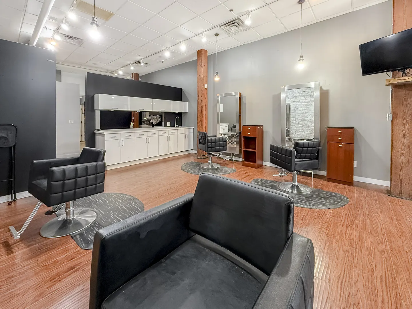 2043 W Grand Avenue IL