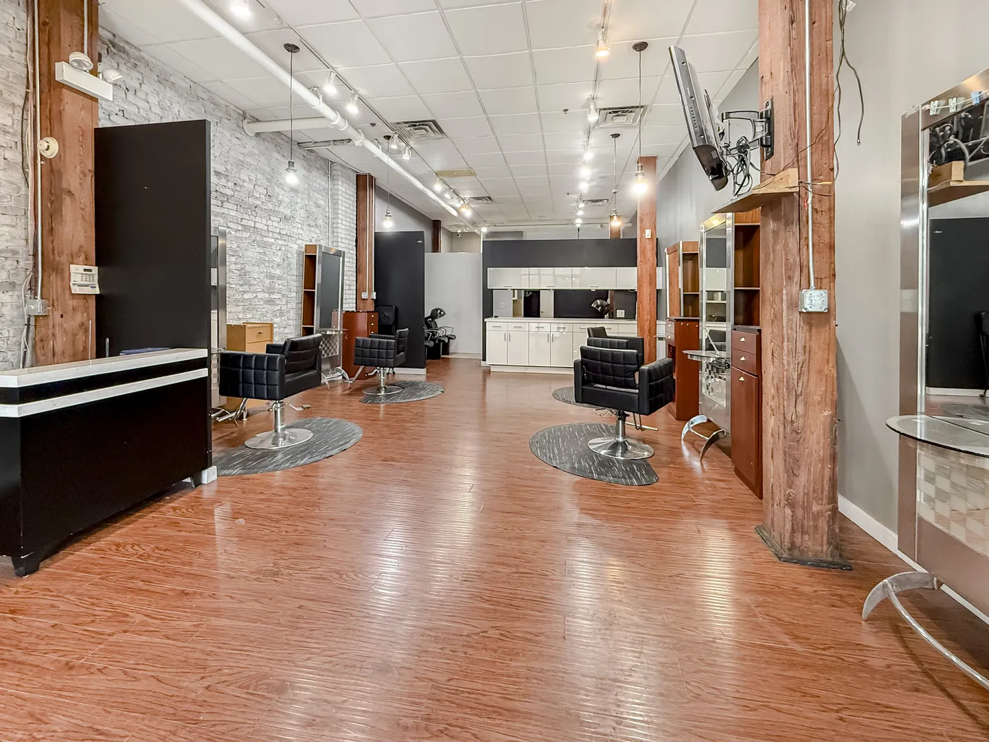 2043 W Grand Avenue IL