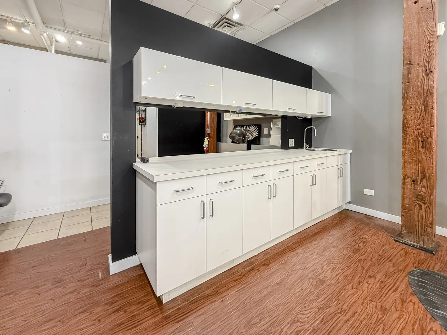 2043 W Grand Avenue IL
