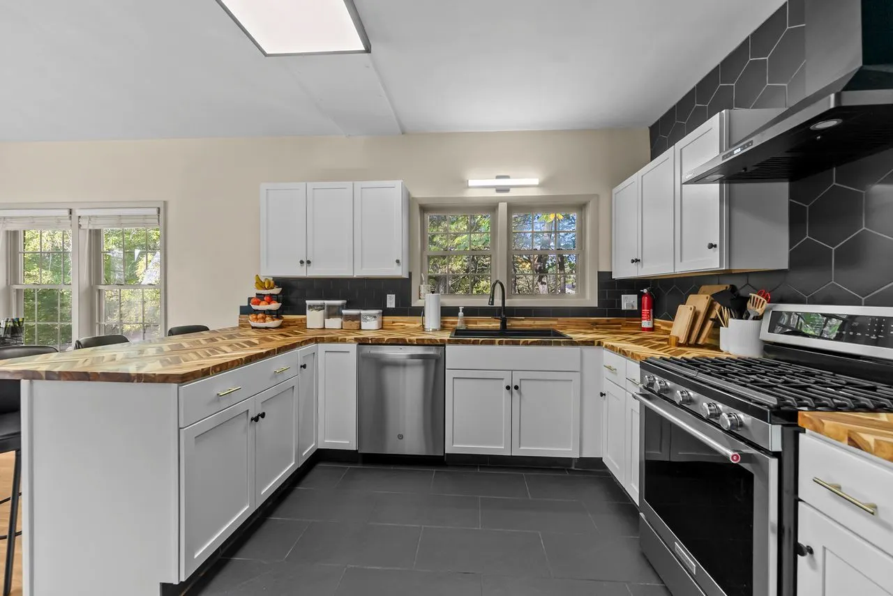 2701 Blackhawk Road IL