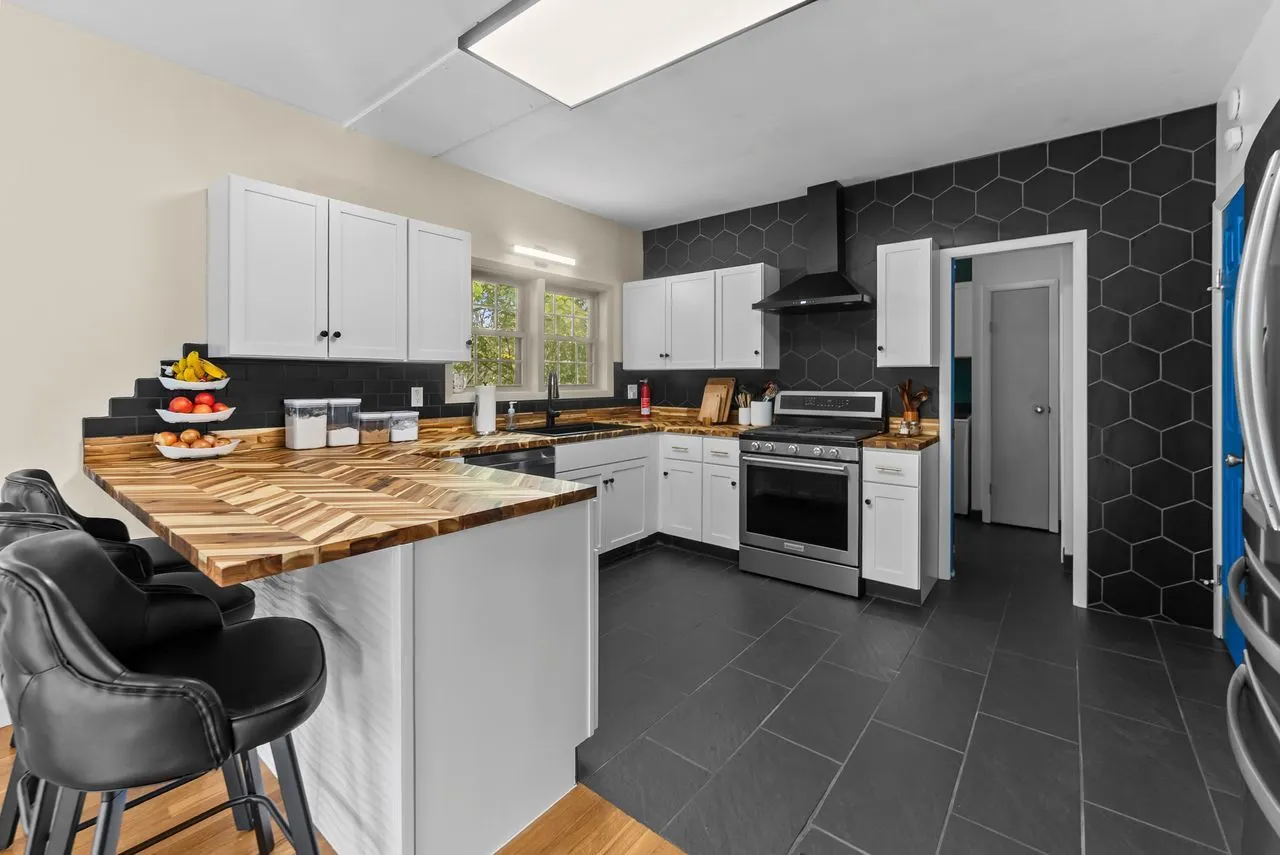 2701 Blackhawk Road IL