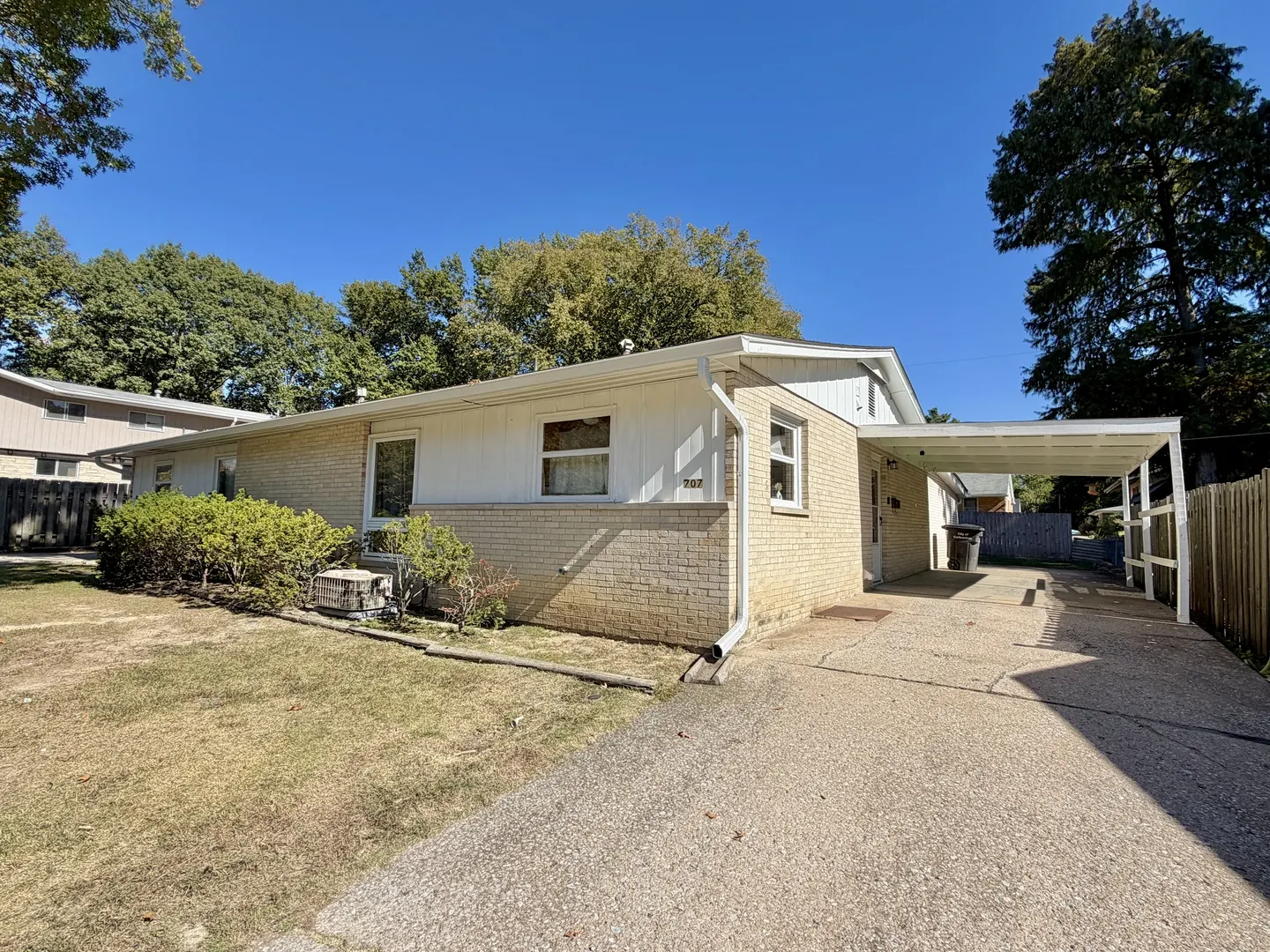 705-707 S Valley Road IL