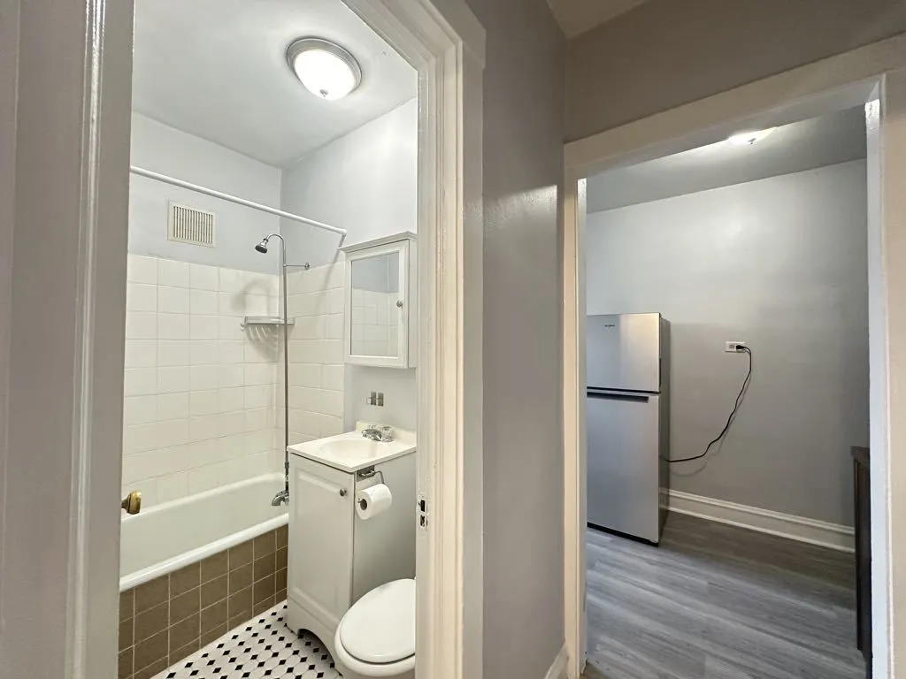 4606 N Beacon Street IL #4B