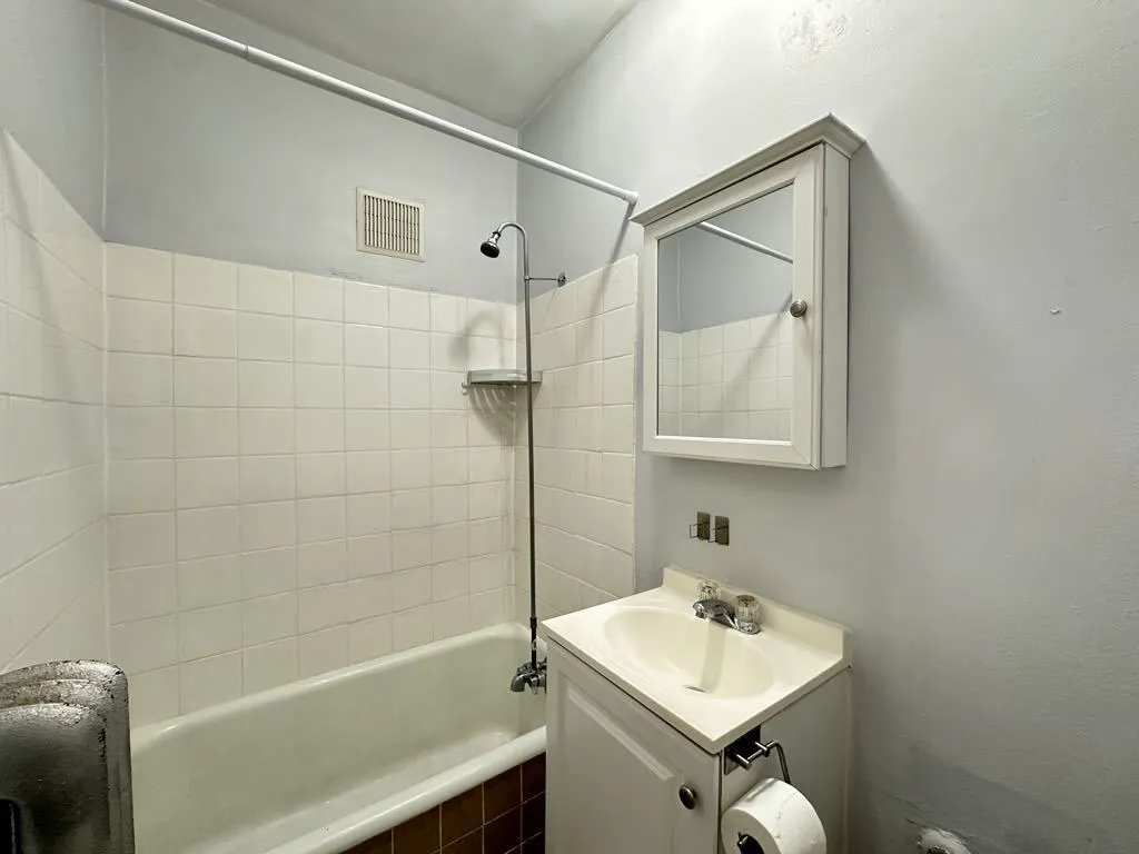 4606 N Beacon Street IL #4B