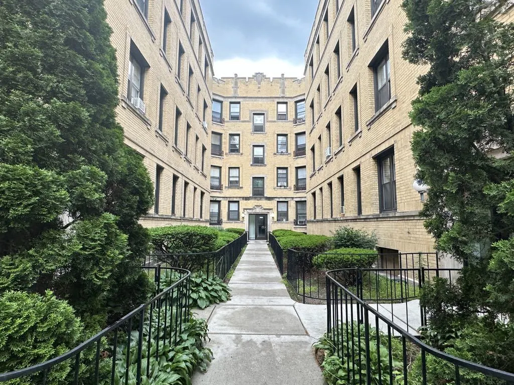 4606 N Beacon Street IL #4B