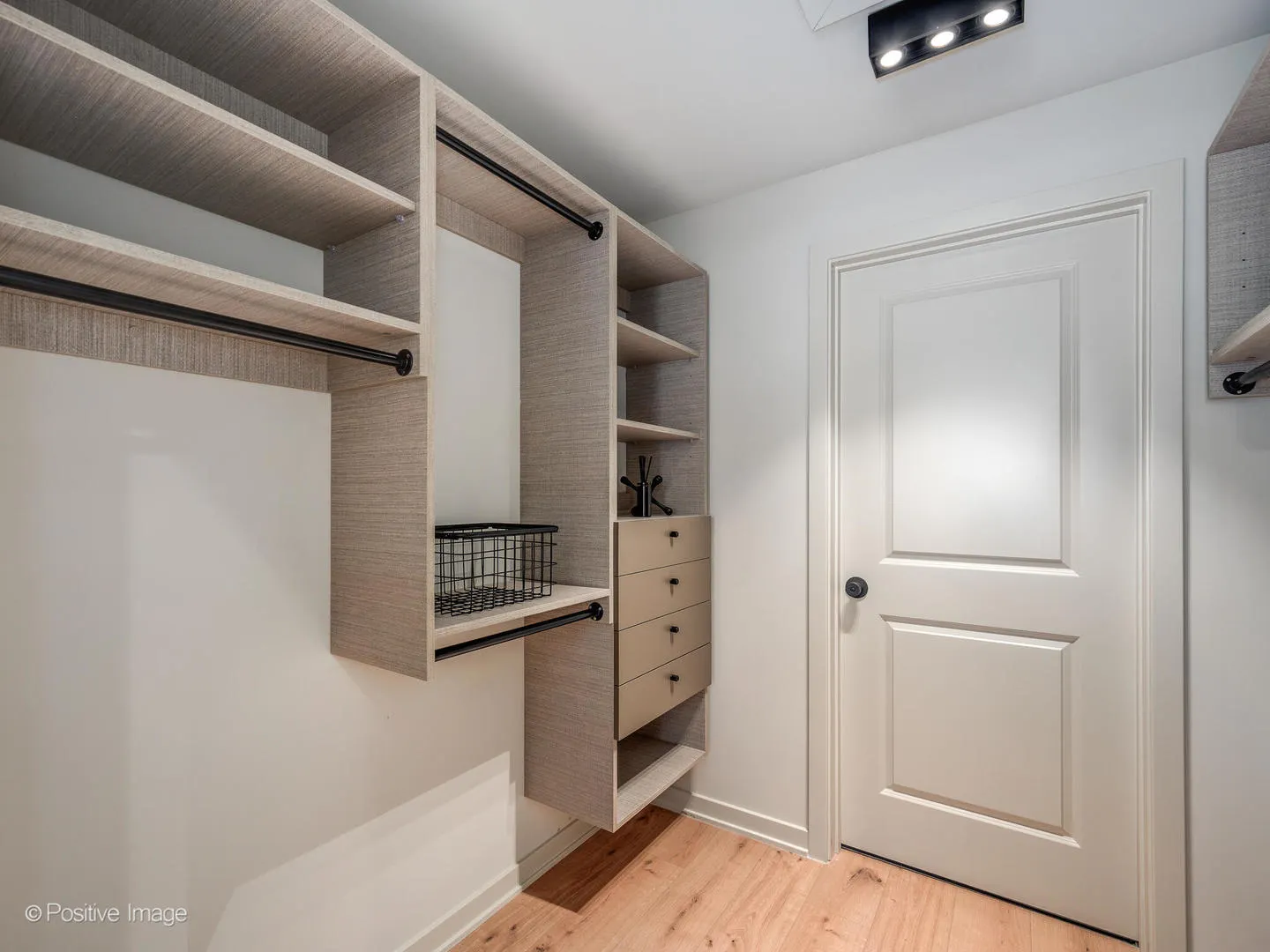 1235 N ASHLAND Avenue IL #502