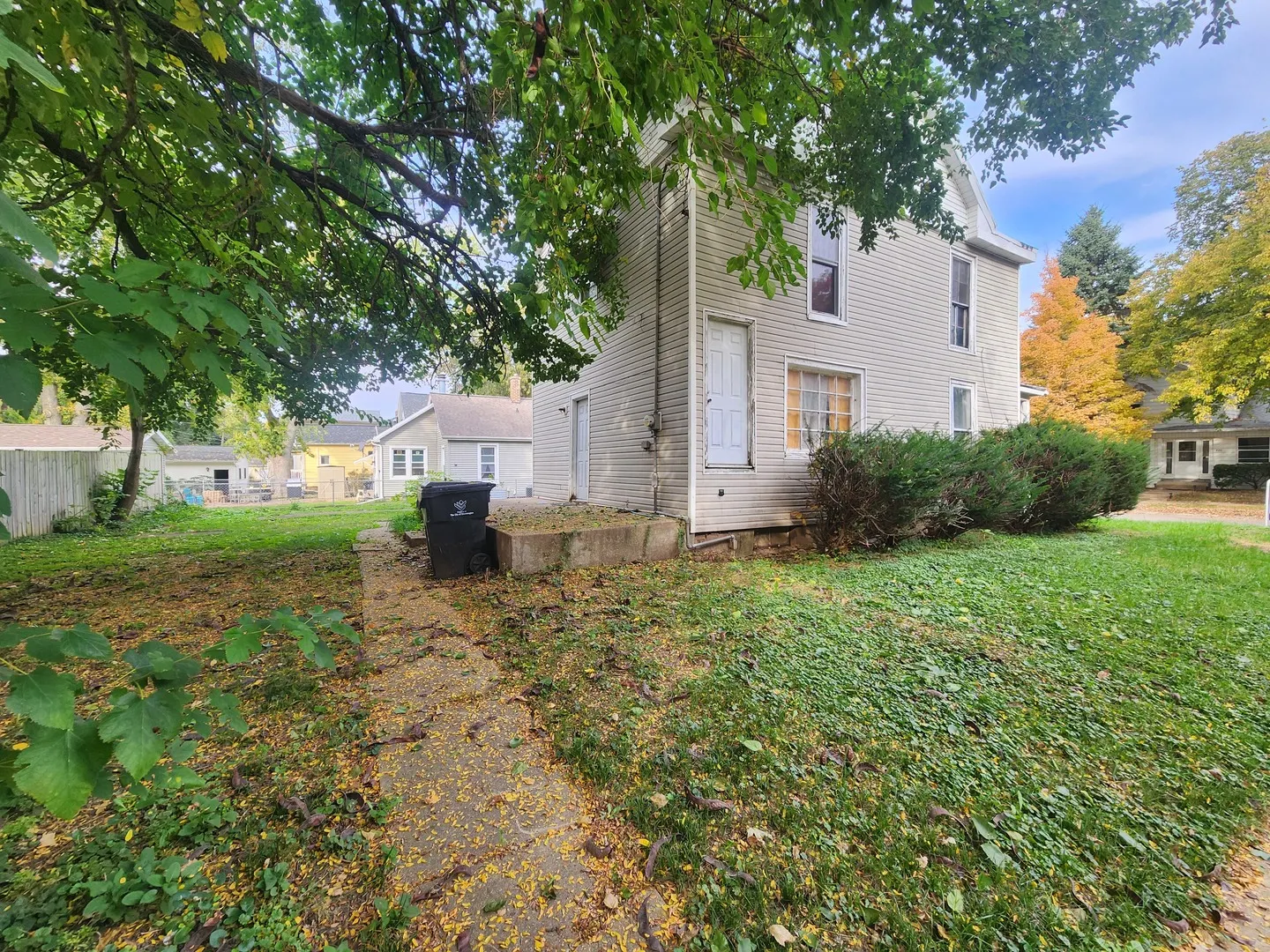 823 E Market Street IL