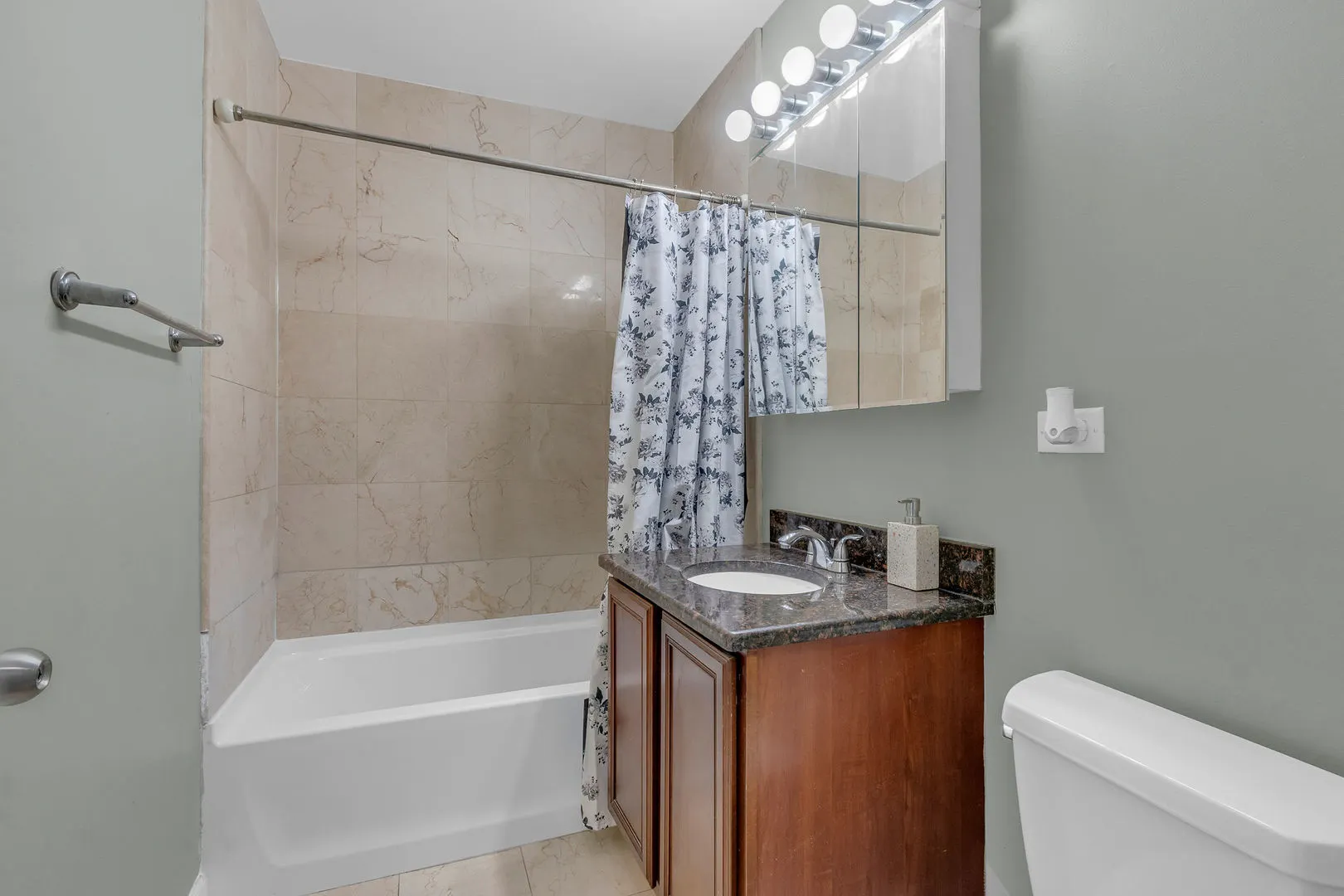 6414 N Mozart Street IL #3S