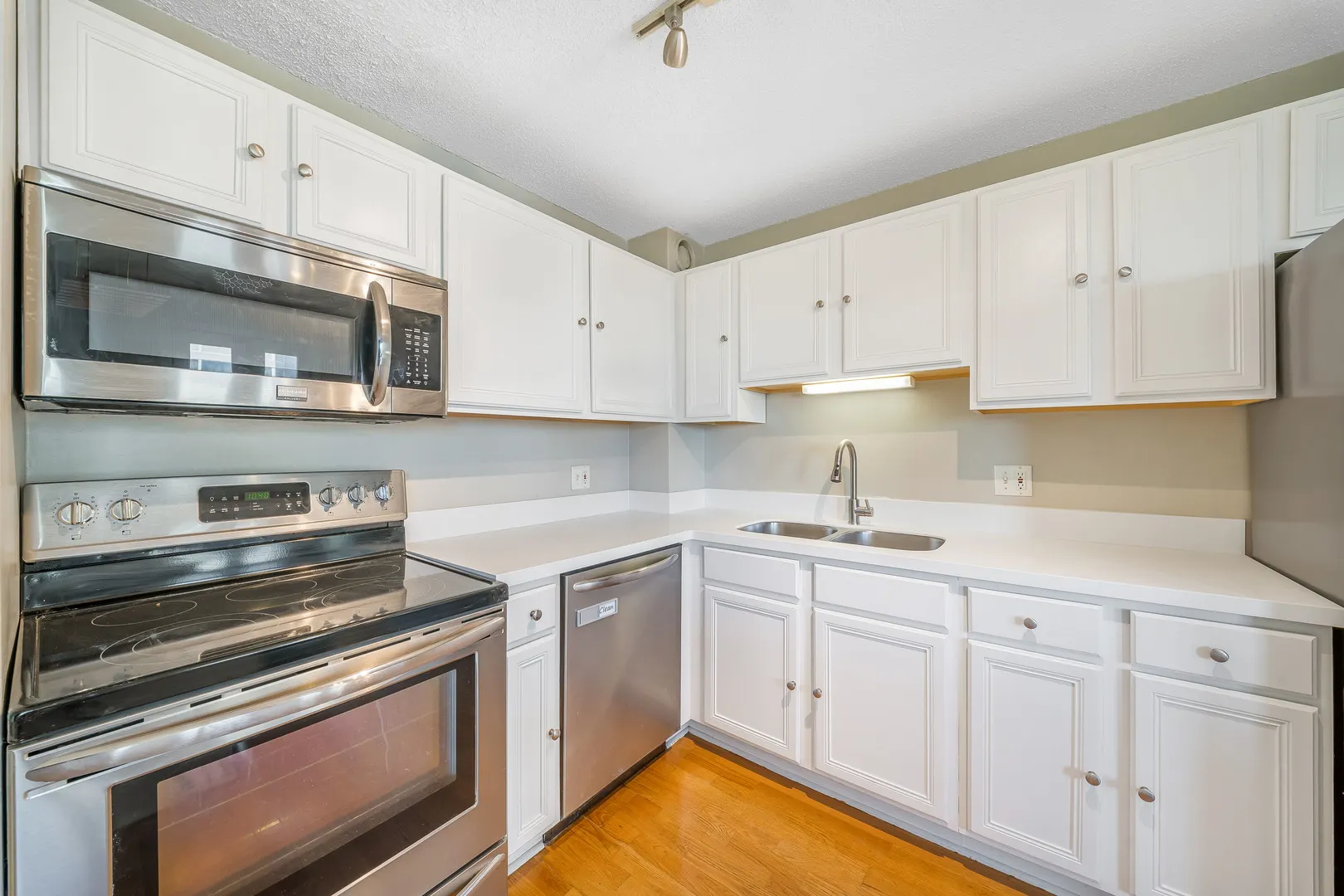 711 W Gordon Terrace IL #813