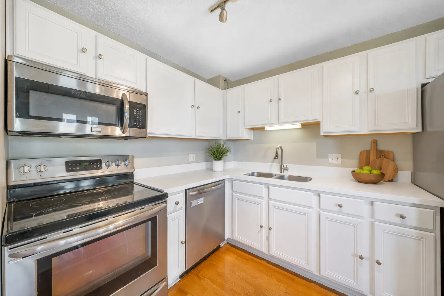 711 W Gordon Terrace IL #813