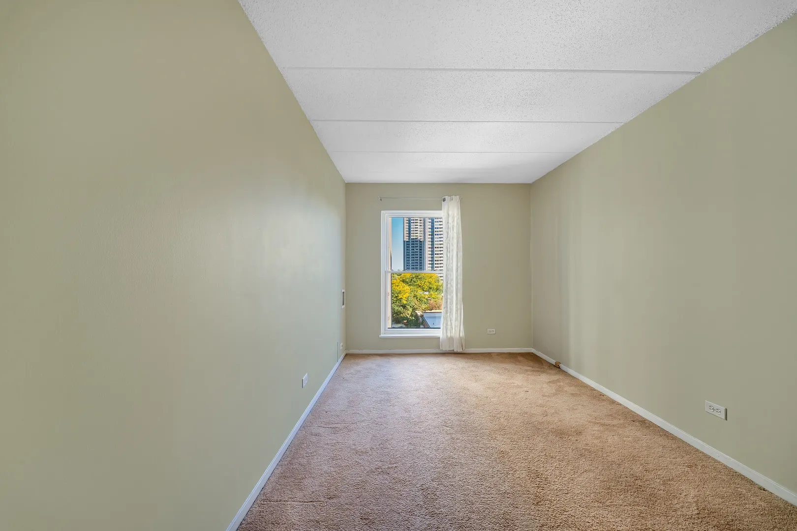 711 W Gordon Terrace IL #813