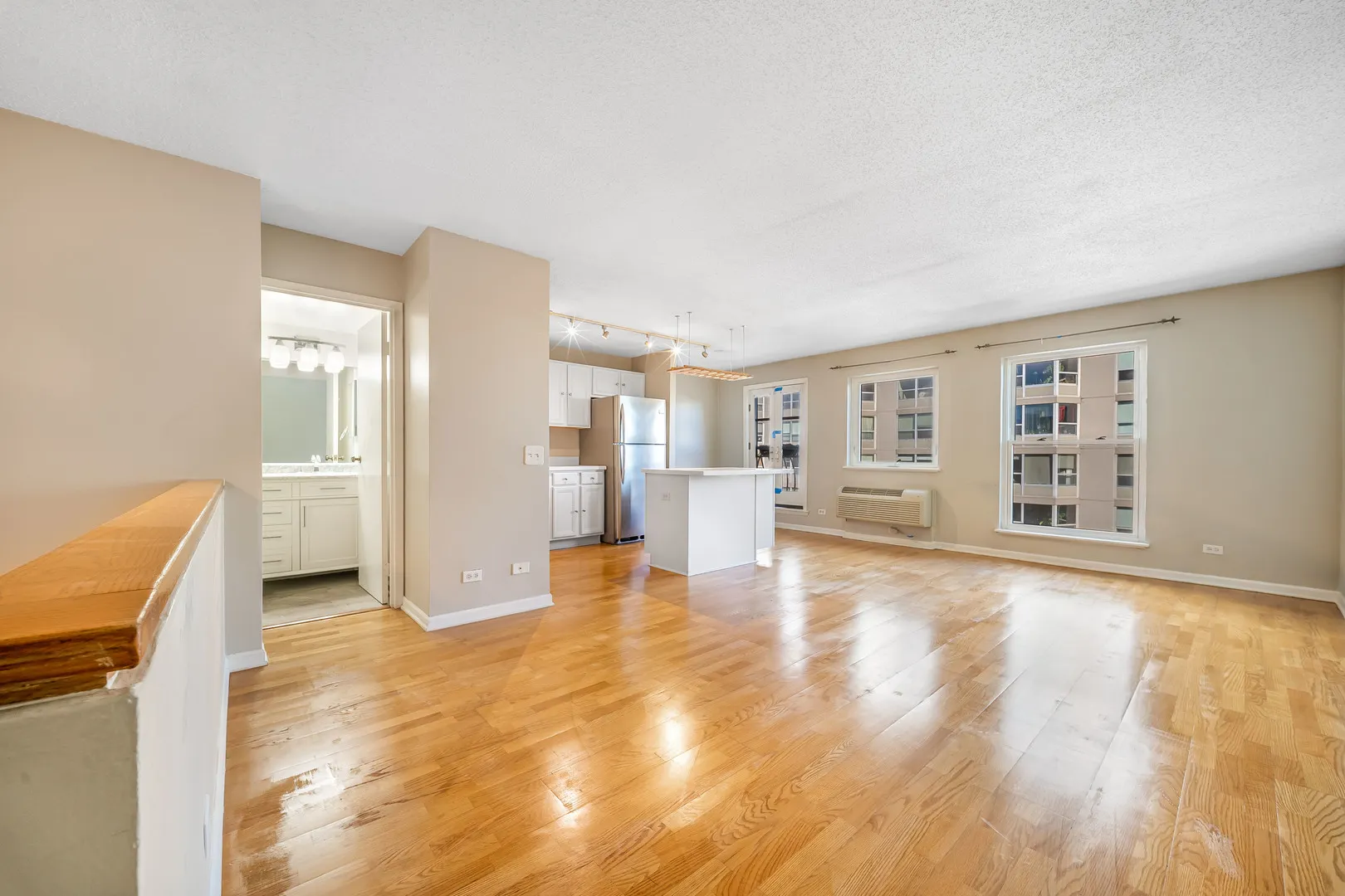711 W Gordon Terrace IL #813