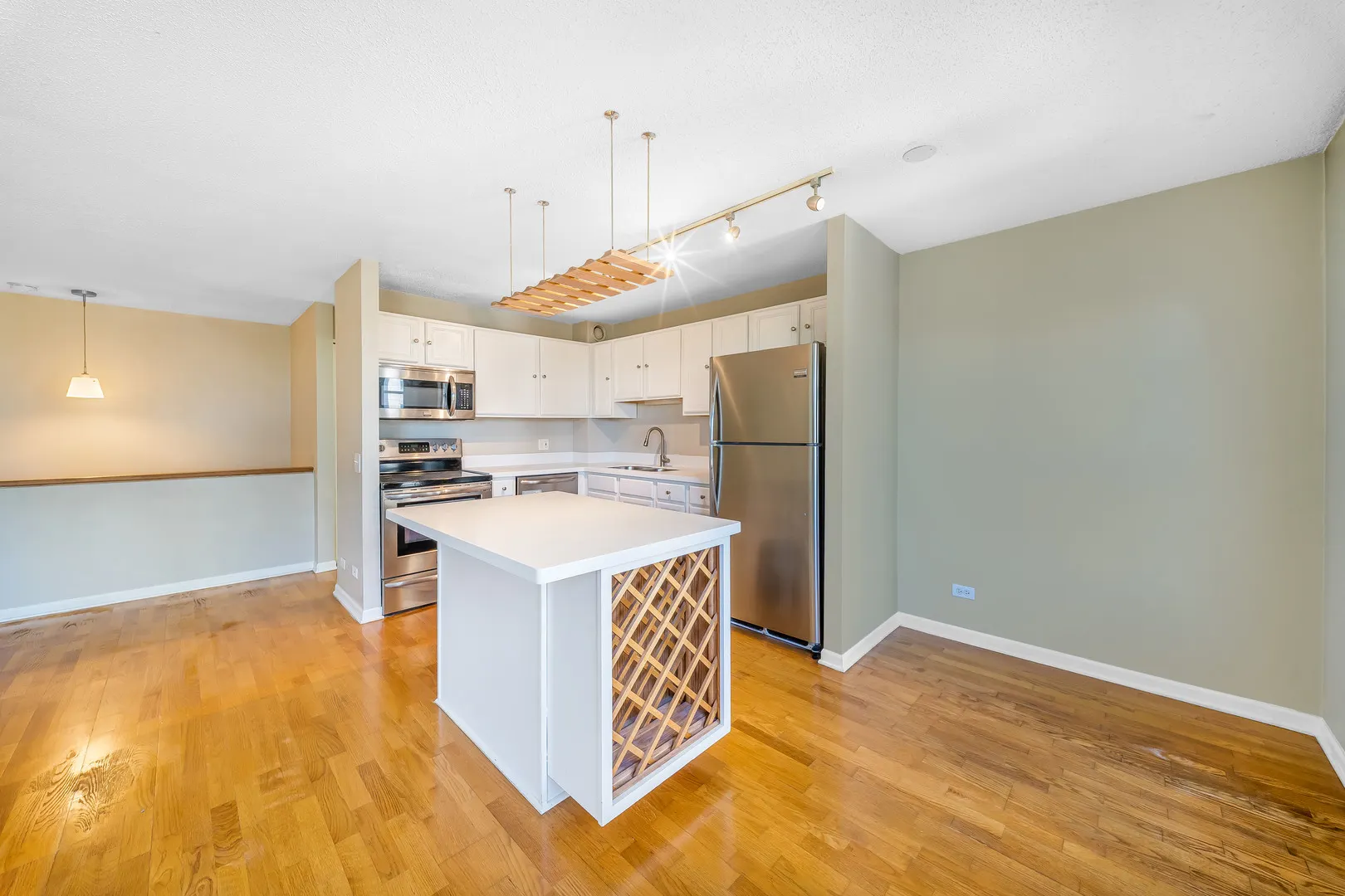 711 W Gordon Terrace IL #813