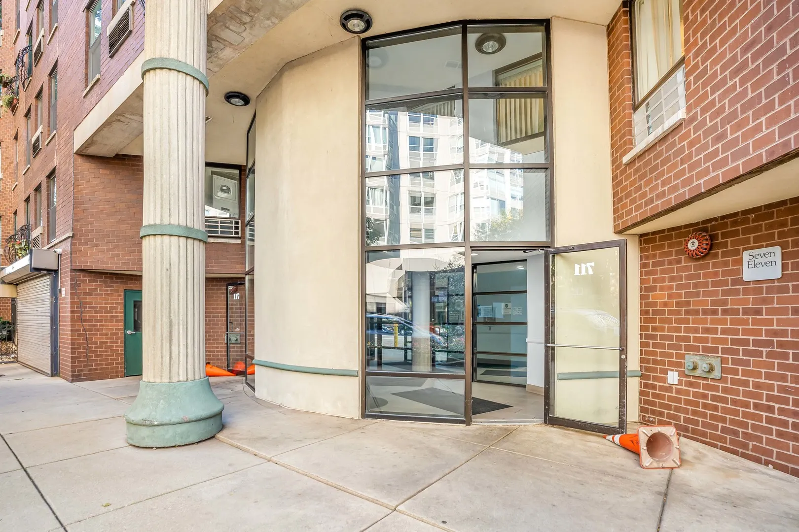 711 W Gordon Terrace IL #813