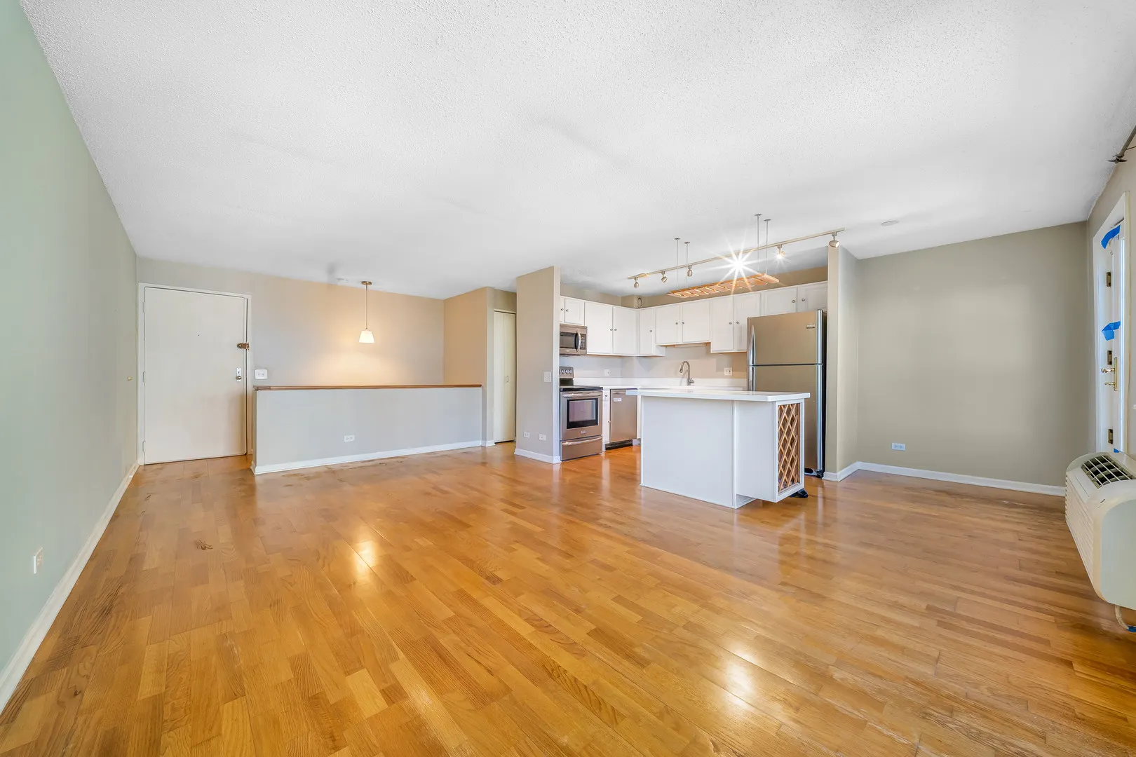 711 W Gordon Terrace IL #813