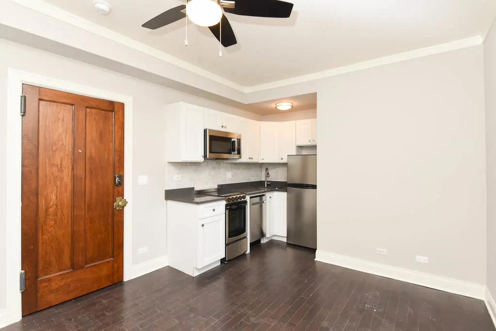 640 W WRIGHTWOOD Avenue IL #408