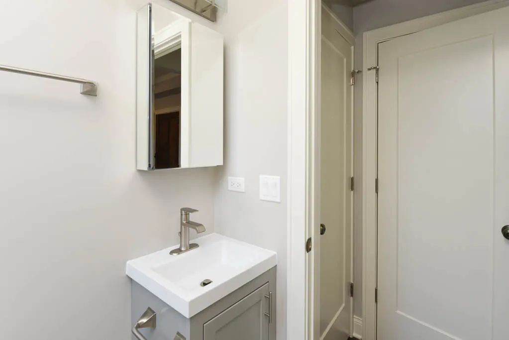 640 W WRIGHTWOOD Avenue IL #408