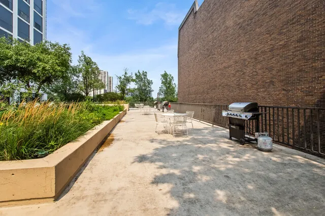 4343 N CLARENDON Avenue IL #2709