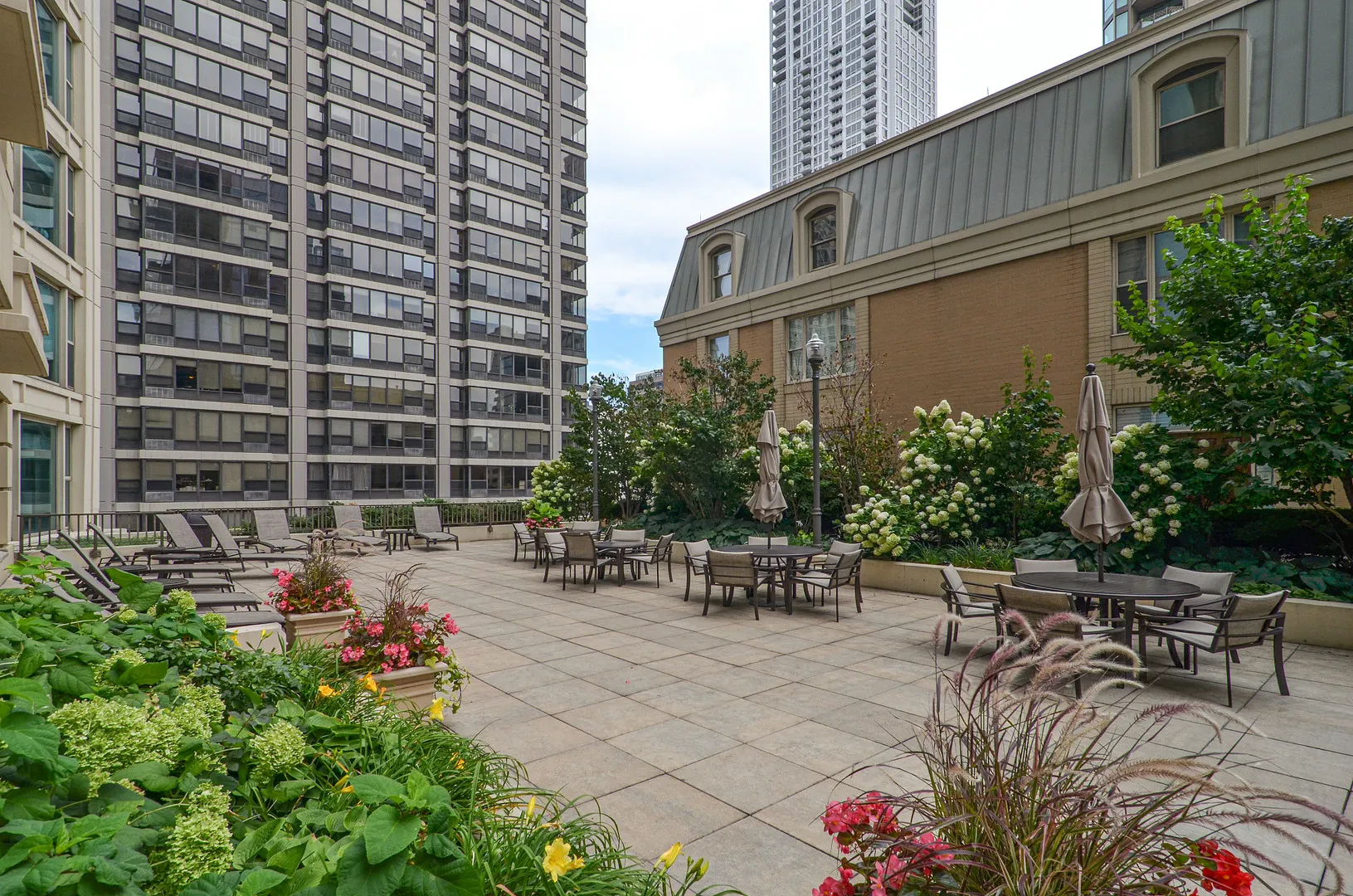 25 E SUPERIOR Street IL #3701